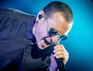 Chester Bennington zo skupiny Linkin Park je mŕtvy. Obesil sa vo svojom dome Chester Bennington zo skupiny Linkin Park je mŕtvy. Obesil sa vo svojom dome