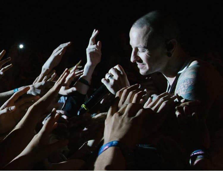 Týždeň v hard & heavy: smrť Chestera z Linkin Park a prerábka Raining Blood