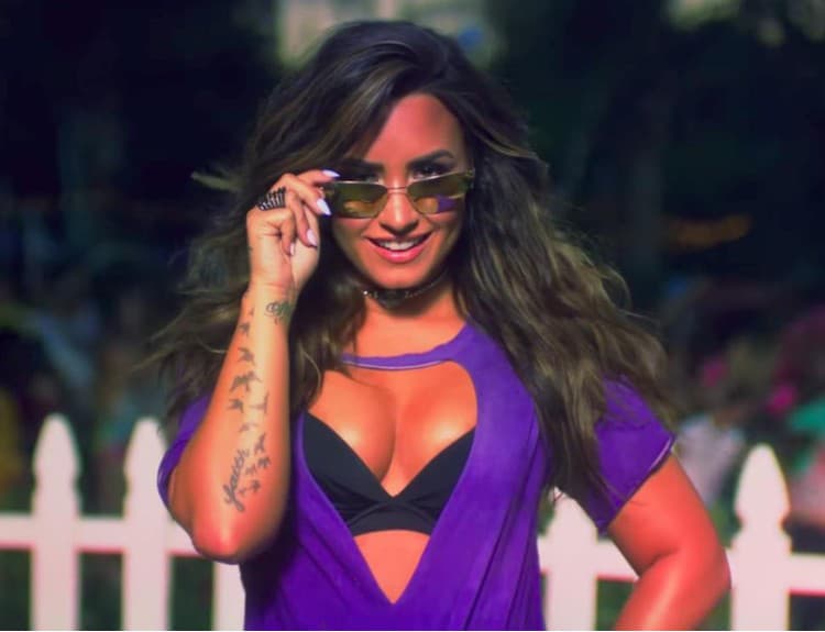 Demi Lovato vo videoklipe Sorry Not Sorry ukázala, ako si užíva leto