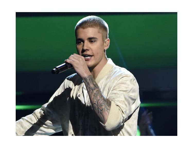 Justin Bieber pri odchode z bohoslužby zrazil fotografa