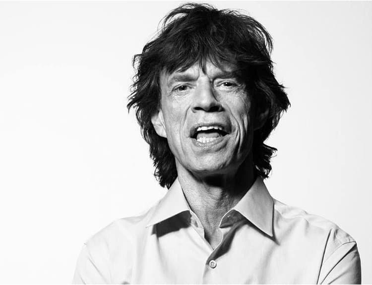 VIDEO: Mick Jagger zverejnil dva sólové single. Poukazuje v nich na chorú dobu