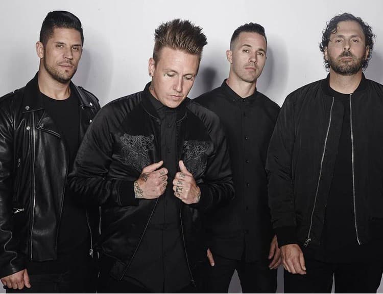 Papa Roach museli prerušiť turné, spevák podstúpi operáciu hlasiviek