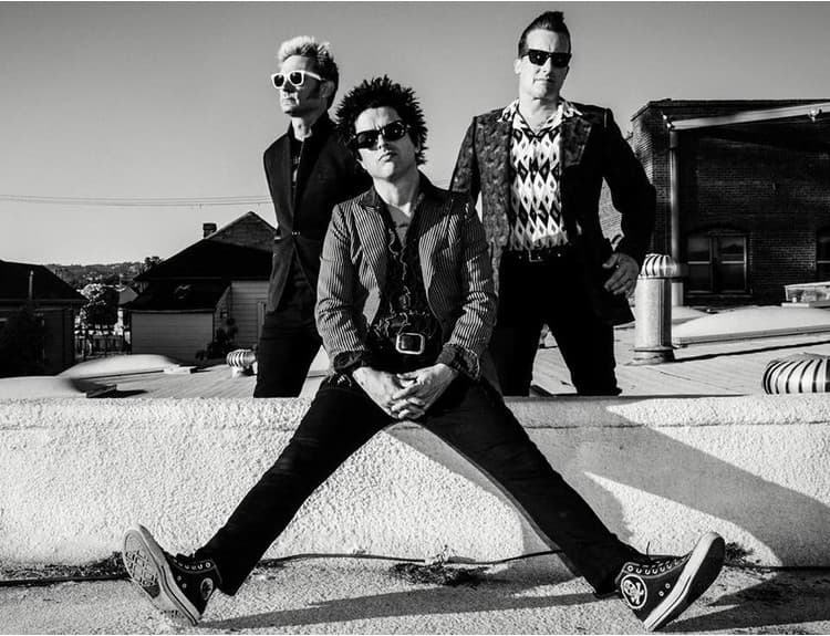 Green Day zverejnili klip k piesni Troubled Times. Nadväzuje na lyrics video