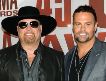 Spevák Troy Gentry zahynul pri havárii vrtuľníka Spevák Troy Gentry zahynul pri havárii vrtuľníka
