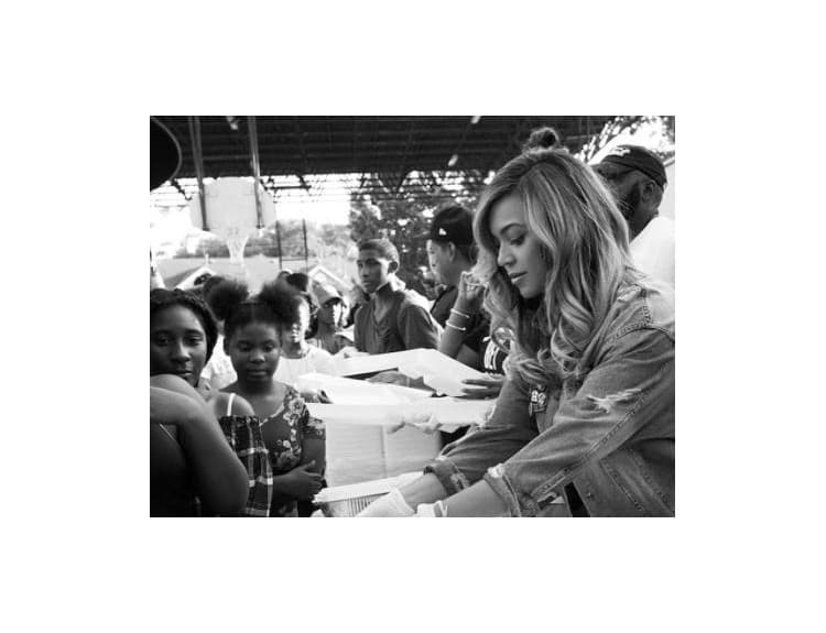 Beyoncé vydávala jedlo obetiam hurikánu Harvey, pomáhajú aj ďalšie osobnosti