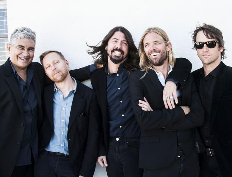 Ako sa Foo Fighters naučili lietať po nebeskom susedstve s hviezdami popu