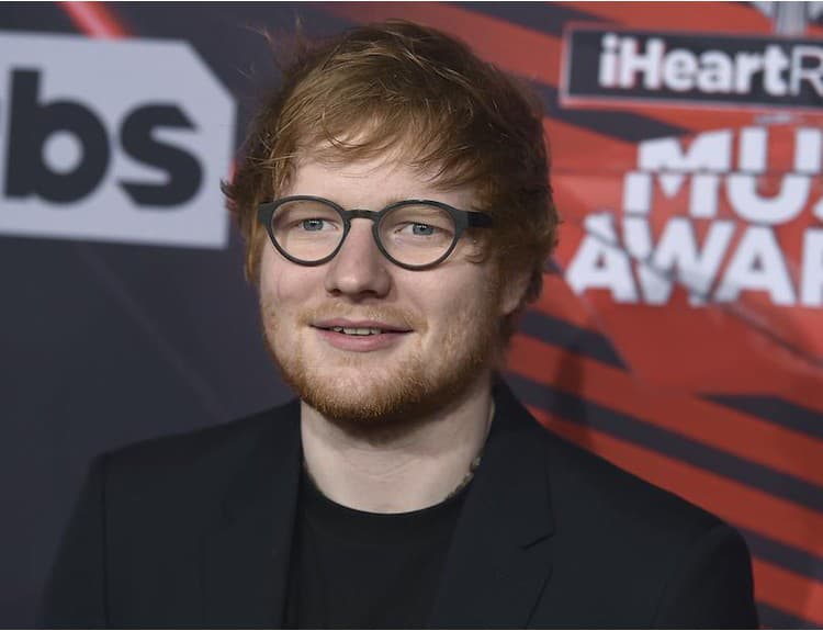 Ed Sheeran mal nehodu na bicykli, zverejnil fotografiu s rukou v sadre