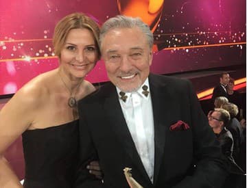 Karel Gott si v Nemecku prevzal cenu Zlatá sliepka za celoživotné dielo Karel Gott si v Nemecku prevzal cenu Zlatá sliepka za celoživotné dielo