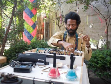 Brooklynský "káblíkový šaman" Robert Aiki Aubrey Lowe vystúpi v Bratislave Brooklynský "káblíkový šaman" Robert Aiki Aubrey Lowe vystúpi v Bratislave