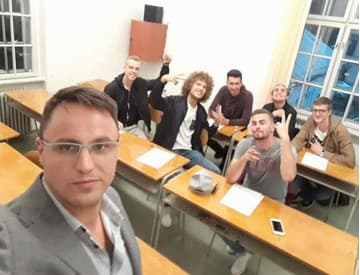 VIDEO: Robo Mikla sa stal učiteľom. Zahral si v klipe mladej slovenskej skupiny VIDEO: Robo Mikla sa stal učiteľom. Zahral si v klipe mladej slovenskej skupiny