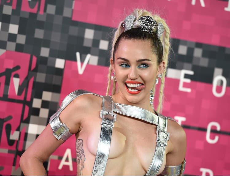 Miley Cyrus prezradila, ako bradavkami vyviedla z miery Paula McCartneyho