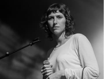 Jej hudbu zbožňuje aj Lorde. Aldous Harding vo Viedni dojímala grimasami