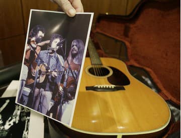 Gitaru Boba Dylana vydražili za takmer 400-tisíc dolárov Gitaru Boba Dylana vydražili za takmer 400-tisíc dolárov
