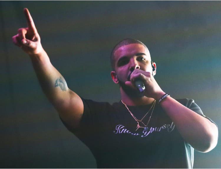 Drake vynadal fanúšikovi, ktorý obchytkával ženy v publiku