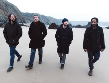 Elbow vydajú výberový album The Best Of. Bonusom je skvelý cover Beatles Elbow vydajú výberový album The Best Of. Bonusom je skvelý cover Beatles