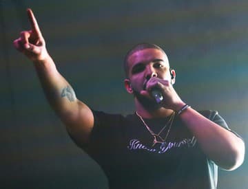 Drake vynadal fanúšikovi, ktorý obchytkával ženy v publiku