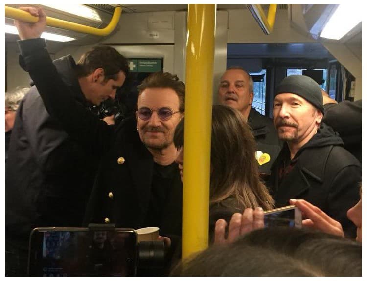 VIDEO: Bono a The Edge hrali v berlínskom metre, previezli sa aj linkou U2