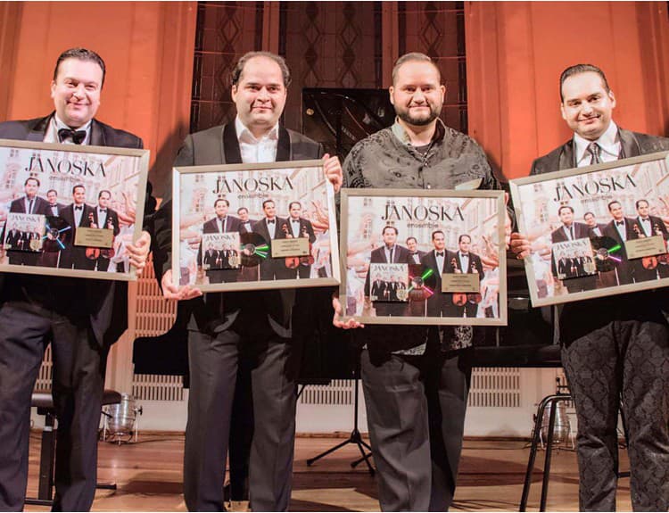 Slovenskí virtuózi z Janoska Ensemble dostali za predaj albumu zlatú platňu