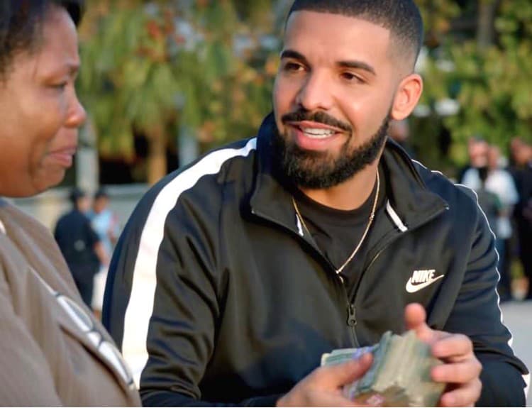 "Boží plán" kanadskej hviezdy: Pozrite si, ako Drake v klipe rozdal milión dolárov