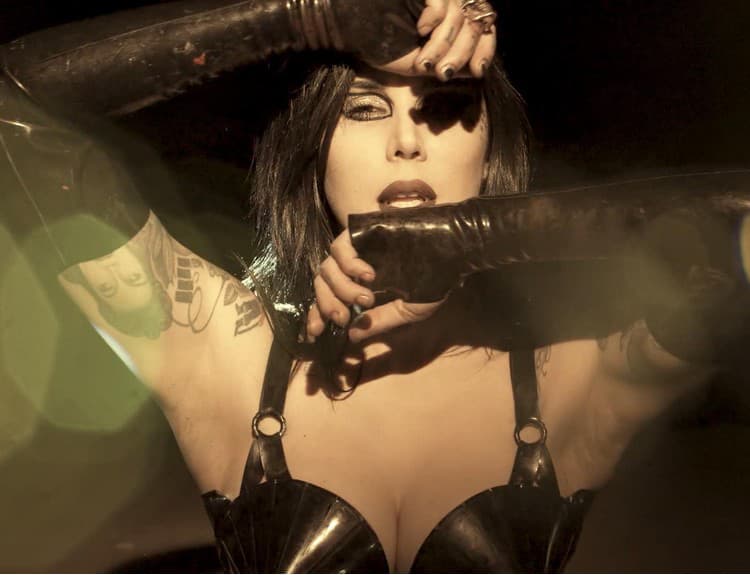 Videopremiéra: IAMX v klipe s umelkyňou Kat Von D rozvracia pohlavia i žánre