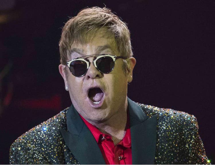 Elton John prerušil koncert po tom, čo ho na pódiu obťažoval fanúšik
