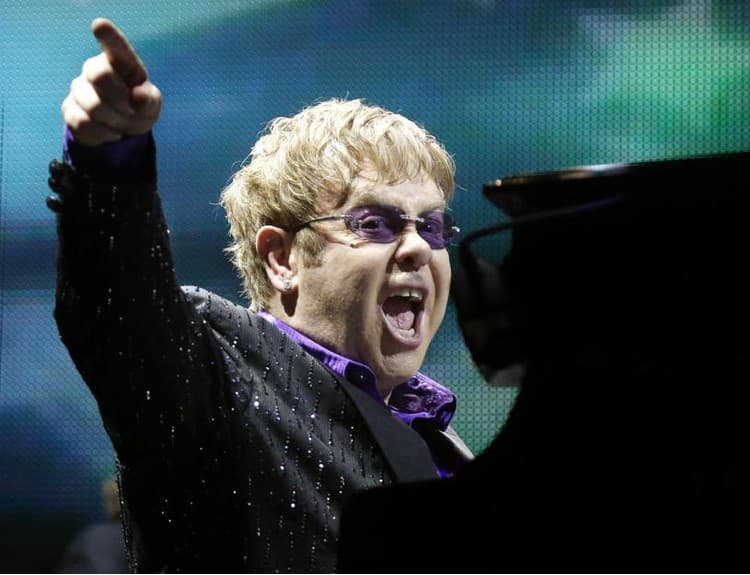Ed Sheeran, Miley Cyrus, Pink či Coldplay nahrajú coververzie piesní Eltona Johna