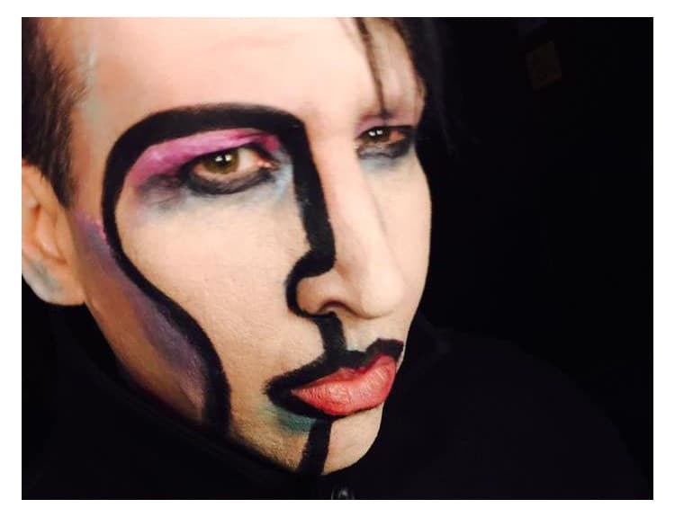 Marilyn Manson má nový klip. Courtney Love v ňom hrá jeho ošetrovateľku