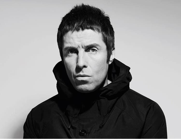 Liam Gallagher si nepamätá texty, počas koncertov potrebuje čítačku