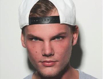 Vo veku 28 rokov zomrel švédsky dídžej Avicii, jeho telo našli v Ománe Vo veku 28 rokov zomrel švédsky dídžej Avicii, jeho telo našli v Ománe