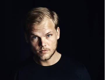 Avicii mal spáchať samovraždu, naznačuje to rodina v oficiálnom vyhlásení