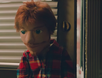 V novom klipe k singlu Happier sa Ed Sheeran opäť vrátil v podobe bábky V novom klipe k singlu Happier sa Ed Sheeran opäť vrátil v podobe bábky