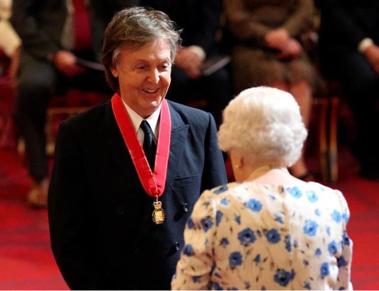 Kráľovná Alžbeta II. vyznamenala Paula McCartneyho Radom spoločníkov cti