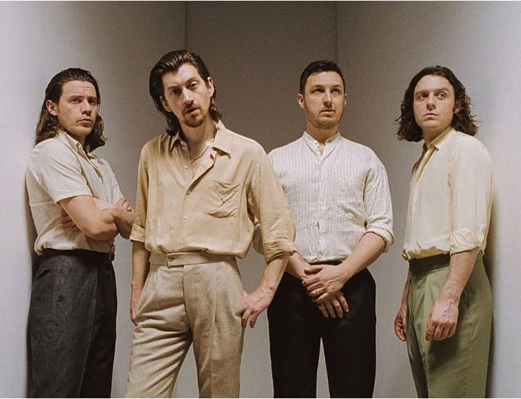 Arctic Monkeys prinášajú klip k Four Out Of Five s mysterióznou atmosférou