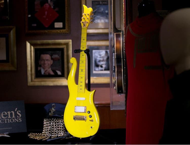 Známu žltú gitaru legendárneho Princea vydražili za 225-tisíc dolárov