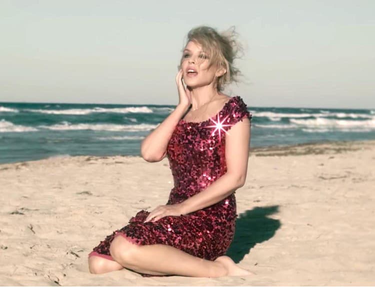 Kylie Minogue oslávila 50. narodeniny videoklipom Golden. Vyzerá v ňom skvele