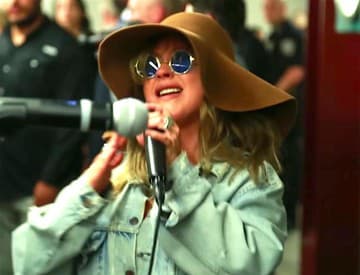 Slávna speváčka prekvapila Newyorčanov vystúpením v metre. Spoznali by ste ju?