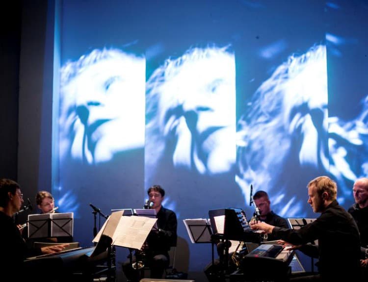 Cluster ensemble mieria do českého Národného divadla s Glassovou hudbou
