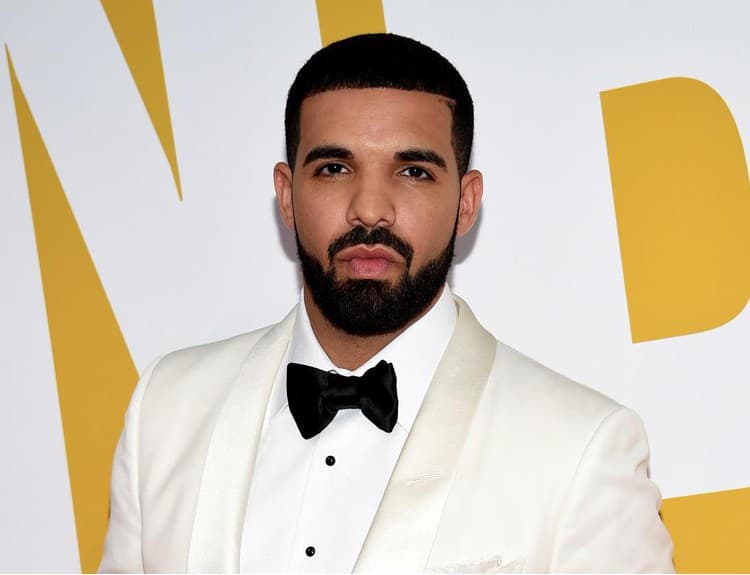 Drake na novom albume s názvom Scorpion potvrdil, že má syna