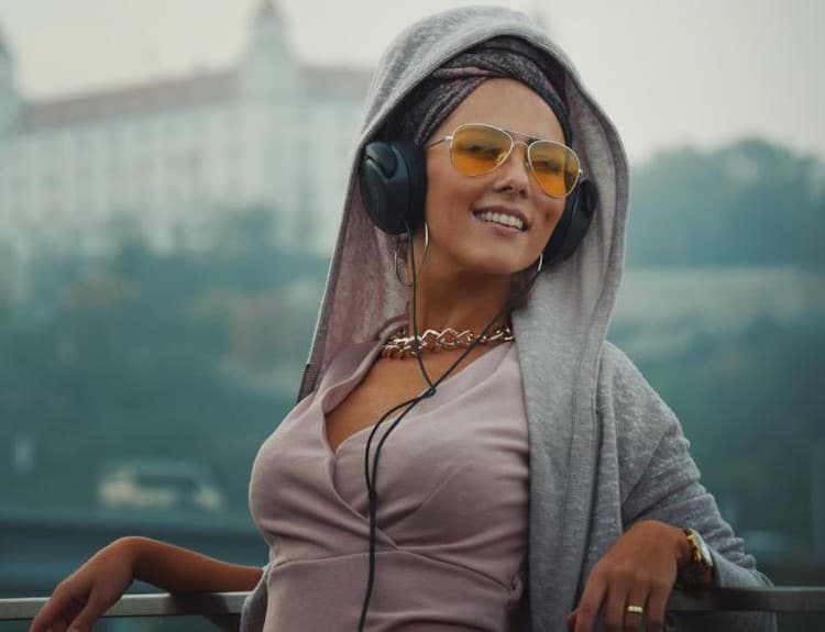 Juliett Novak predstavila letný energický singel Pap Pa-rap