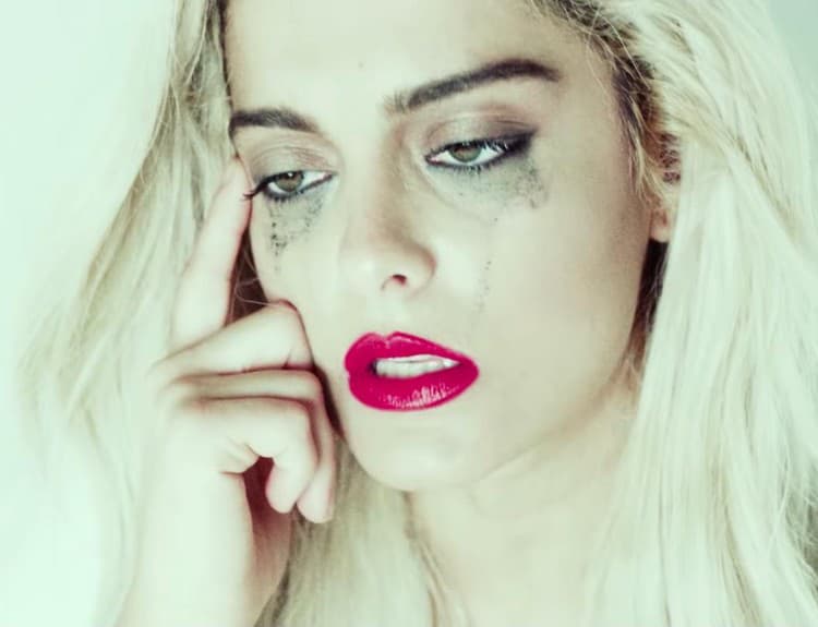 Bebe Rexha v psychiatrickej liečebni: V novom klipe ukázala svoj boj s depresiou