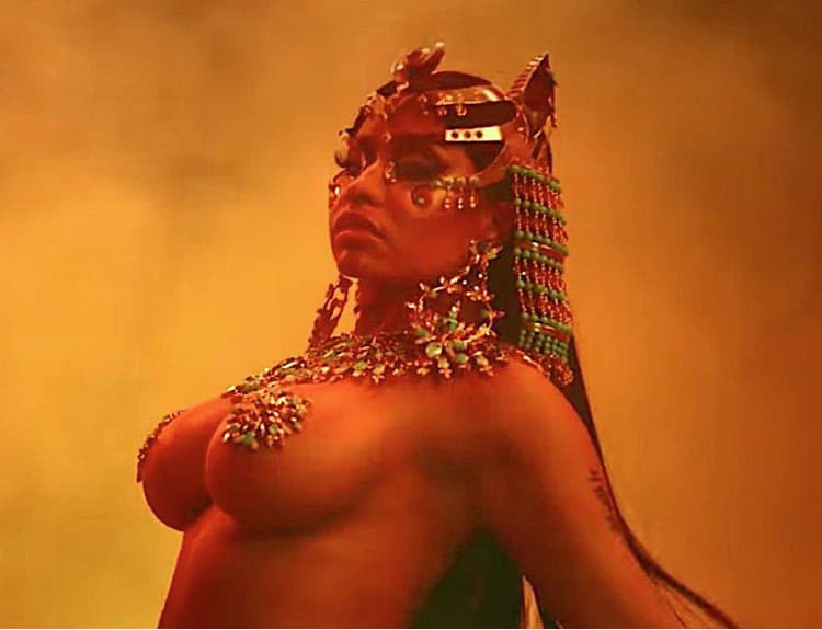 Púštna kráľovná Nicki Minaj sa v novom klipe Ganja Burn ukáže takmer nahá