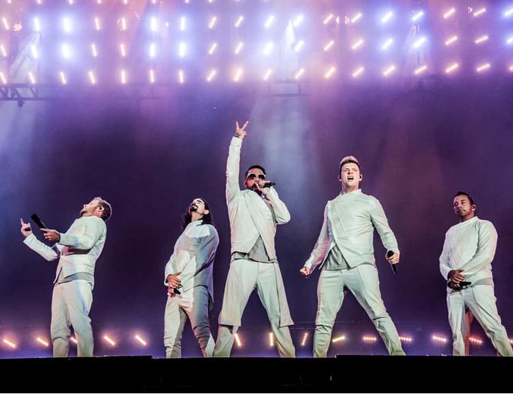Pred koncertom Backstreet Boys spadla na fanúšikov kovová konštrukcia