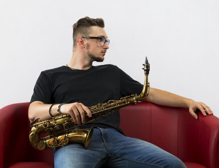 Talentovaný saxofonista Nikola Bankov hľadá nové zvuky v singli Mind Bubble