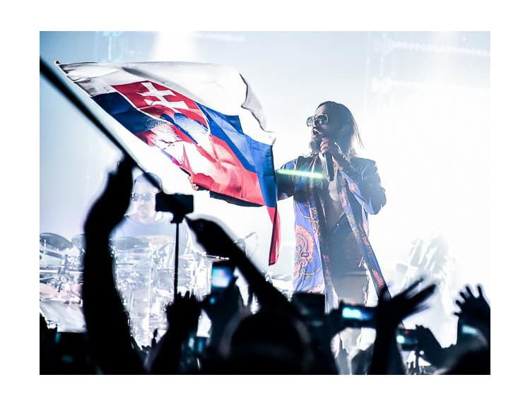30 Seconds to Mars v Bratislave: Slovenská vlajka aj desiatky fanúšikov na pódiu