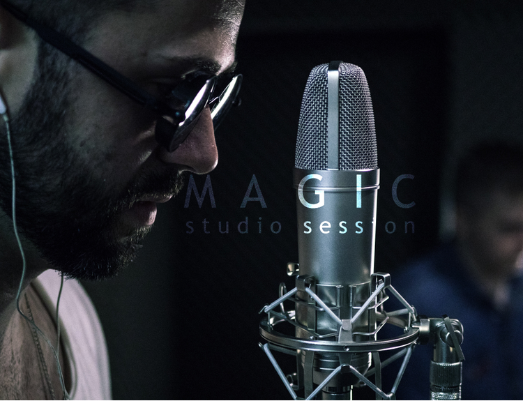 Andrew May zverejnil klavírnu verziu skladby Magic spolu s videom zo štúdia