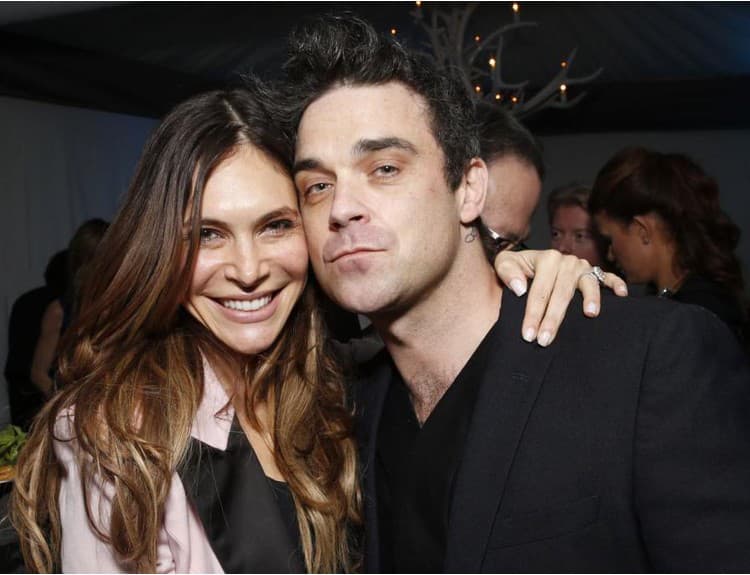 Robbie Williams a Ayda Field sa stali trojnásobnými rodičmi