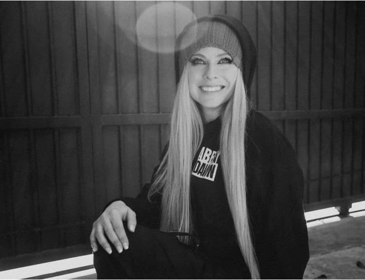 Avril Lavigne prekonala najhoršie roky svojho života. Fanúšikom napísala list