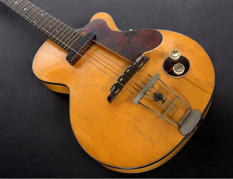 Gitaru Georgea Harrisona predali za vyše 347-tisíc libier