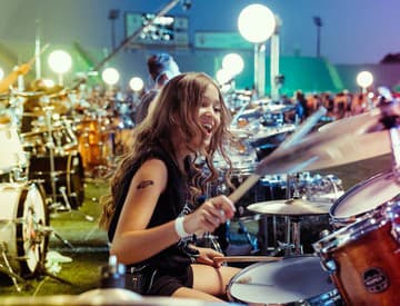 Len 11-ročná Slovenka Nikoleta si zahrala v najväčšej kapele sveta Rockin'1000