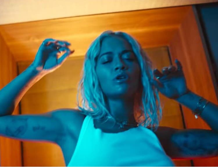 VIDEO: Rita Ora si v sexi klipe Let You Love Me užíva nezáväzné flirtovanie